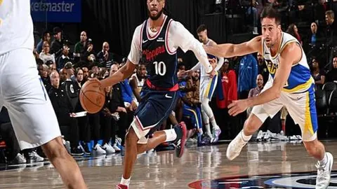 篮球场巅峰对决，健美精英传统防守难敌其势